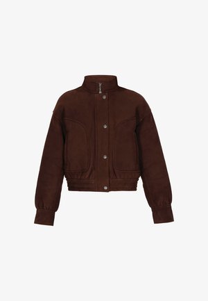 Veste cropped en suedine marron avec un col montant, fermeture à boutons-pression à l'avant et deux grandes poches latérales. Possède des poignets froncés et des détails de couture subtils.
