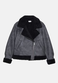 Szara kurtka z sztucznej skóry z czarnym kołnierzem i mankietami z owczej wełny, z zamkiem błyskawicznym oraz ozdobnymi ćwiekami na ramieniu. Posiada dwie boczne kieszenie.