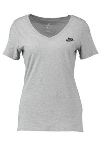 Grå t-shirt med v-ringning i mjuk bomullsblandning. Har korta ärmar och en liten svart Nike-logotyp på vänster bröst.