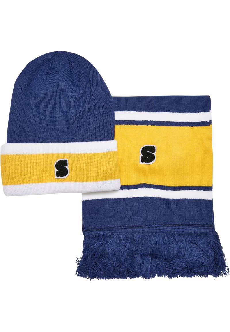Set de căciulă și eșarfă tricotate, de culoare albastră, cu o bandă albă și galbenă, având un logo negru. Eșarfa are capete franjurate pentru un plus de textură.