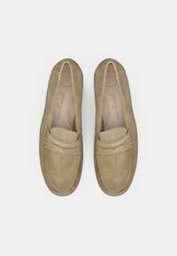 Mocassins en daim beige à texture douce, avec une couture surpiquée et une semelle plate et flexible. Intérieur marqué "SUPER SOFT" et "paul green".