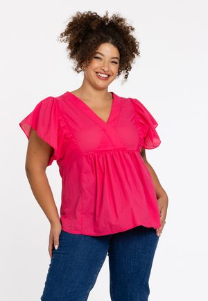 Rosa kurzärmliges Oberteil mit V-Ausschnitt und Rüschensäumen, mit einem gerafften Bund. Der Stoff wirkt leicht und geschmeidig.
