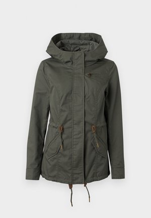 Mørkegrønn hettejakke med frontglidelås, klafflommer, snorstramming ved midje og kant, samt en liten glidelåslomme på brystet.