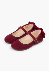 Ballerine in suede bordeaux con punta rotonda, dotate di cinturino Mary Jane e un elegante fiocco in raso sul retro. Suola piatta in gomma.