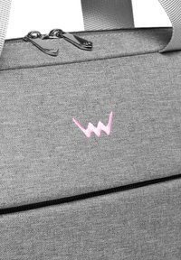 Grau Stoffbeutel mit zwei silbernen Reißverschluss-Zieher, weißen Griffen und einem kleinen pink gestickten Zickzack-Logo auf der Vorderseite.