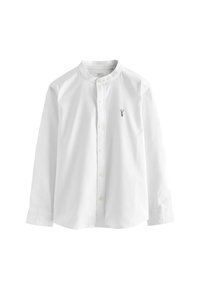 Weißes Langarmhemd mit Stehkragen, ausgestattet mit einer durchgehenden Knopfleiste und einem kleinen blauen Logo auf der linken Brust. Weicher Stoff, maßgeschneidertes Design.