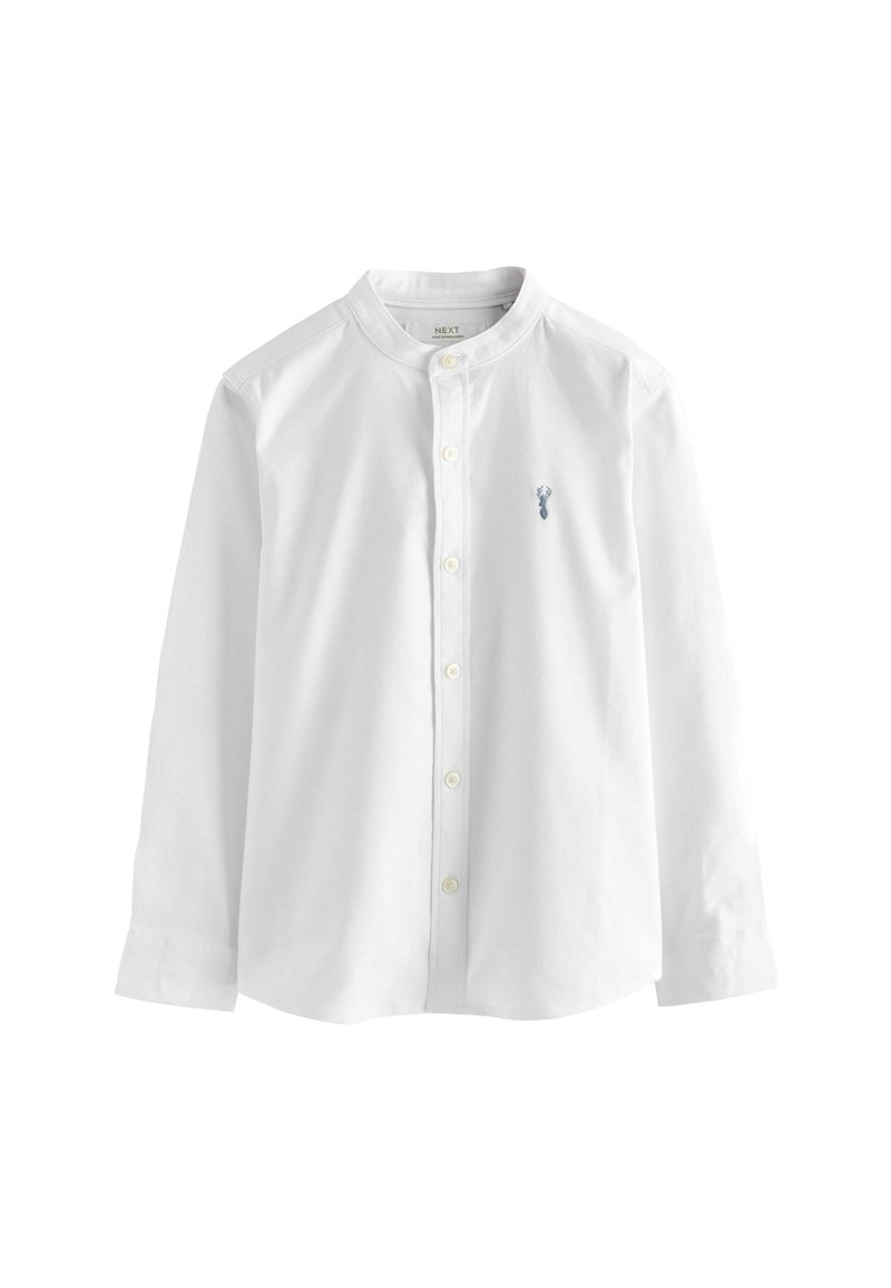 Weißes Langarmhemd mit Stehkragen, ausgestattet mit einer durchgehenden Knopfleiste und einem kleinen blauen Logo auf der linken Brust. Weicher Stoff, maßgeschneidertes Design.