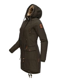 Olijfgroen parka met een met bont gevoerde capuchon, voorkruiszakken, een trekkoord in de taille en bruine leren accenten. Bevat een ritssluiting aan de voorkant.