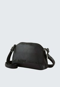 Schwarze Handtasche aus synthetischem Leder in runder Form. Mit geprägtem "DENIM TOM TAILOR"-Logo und einem verstellbaren Riemen.
