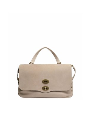 Borsa a mano in pelle beige con texture, manico superiore, chiusura a patta e due chiusure a scatto dorate su sfondo bianco.