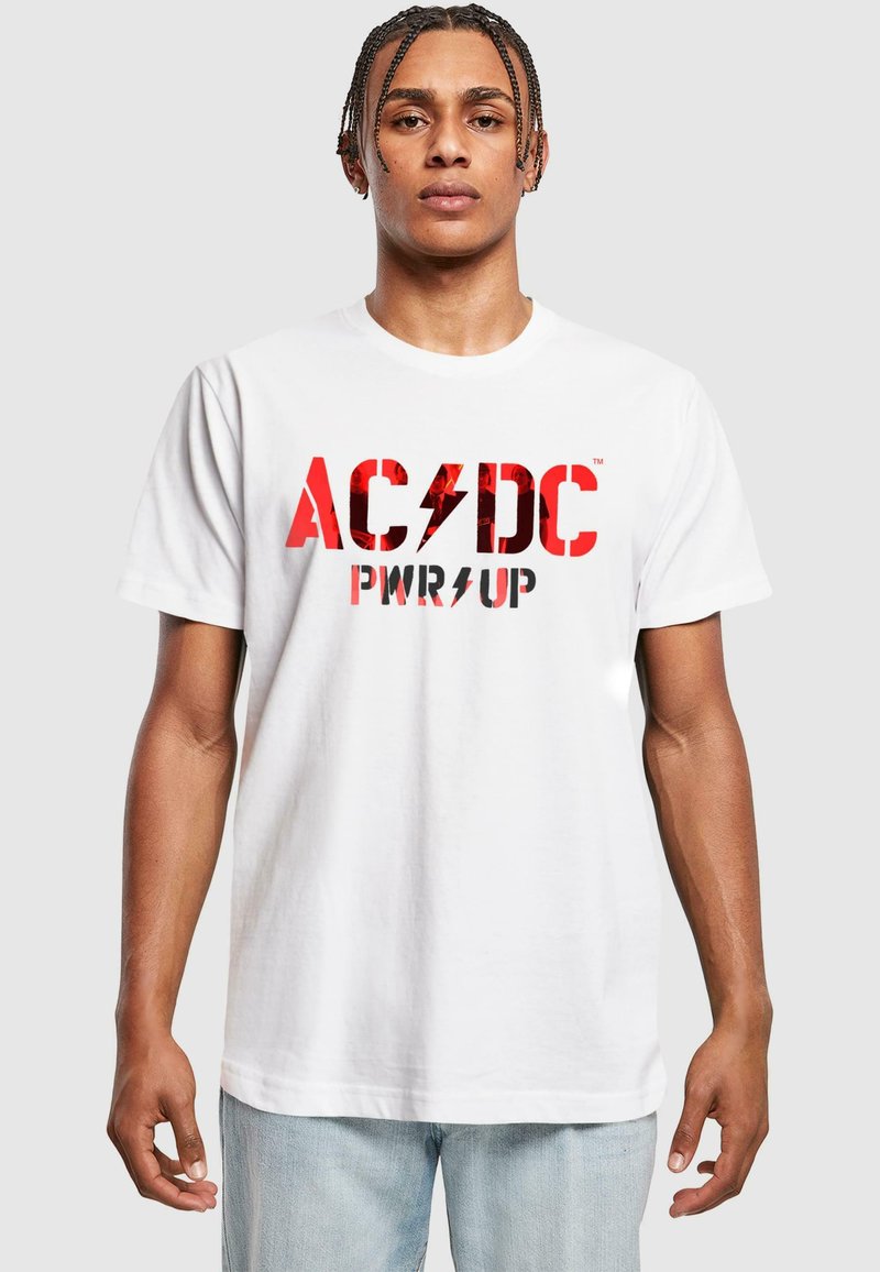 Weißes Baumwoll-T-Shirt mit einem großen rot-schwarzen Grafikdruck, auf dem "AC/DC PWR UP" steht, sowie einem Blitzdesign in der Mitte.