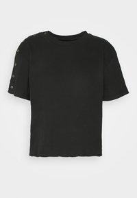 Sort ribbet t-shirt med korte ærmer, rund halsudskæring og dekorative løbegang detaljer på skuldrene. Kort pasform og struktureret stof.