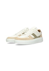 Weiße und beige Sneakers mit einem Obermaterial aus Wildleder und Leder, featuring einem grünen Akzentstreifen und einer dicken weißen Gummisohle. Abgerundetes Schuhtdesign.