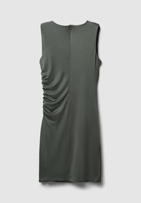 Ärmelloses, dunkelgrünes knielanges Kleid mit Reißverschluss auf der Rückseite und gerafften Falten auf der linken Seite vor einem schlichten Hintergrund.