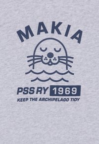 Tessuto grigio con una grafica blu navy che presenta una foca sorriso, linee ondulate e il testo: "MAKIA", "PSS RY 1969" e "Tieni ordinato l'arcipelago."