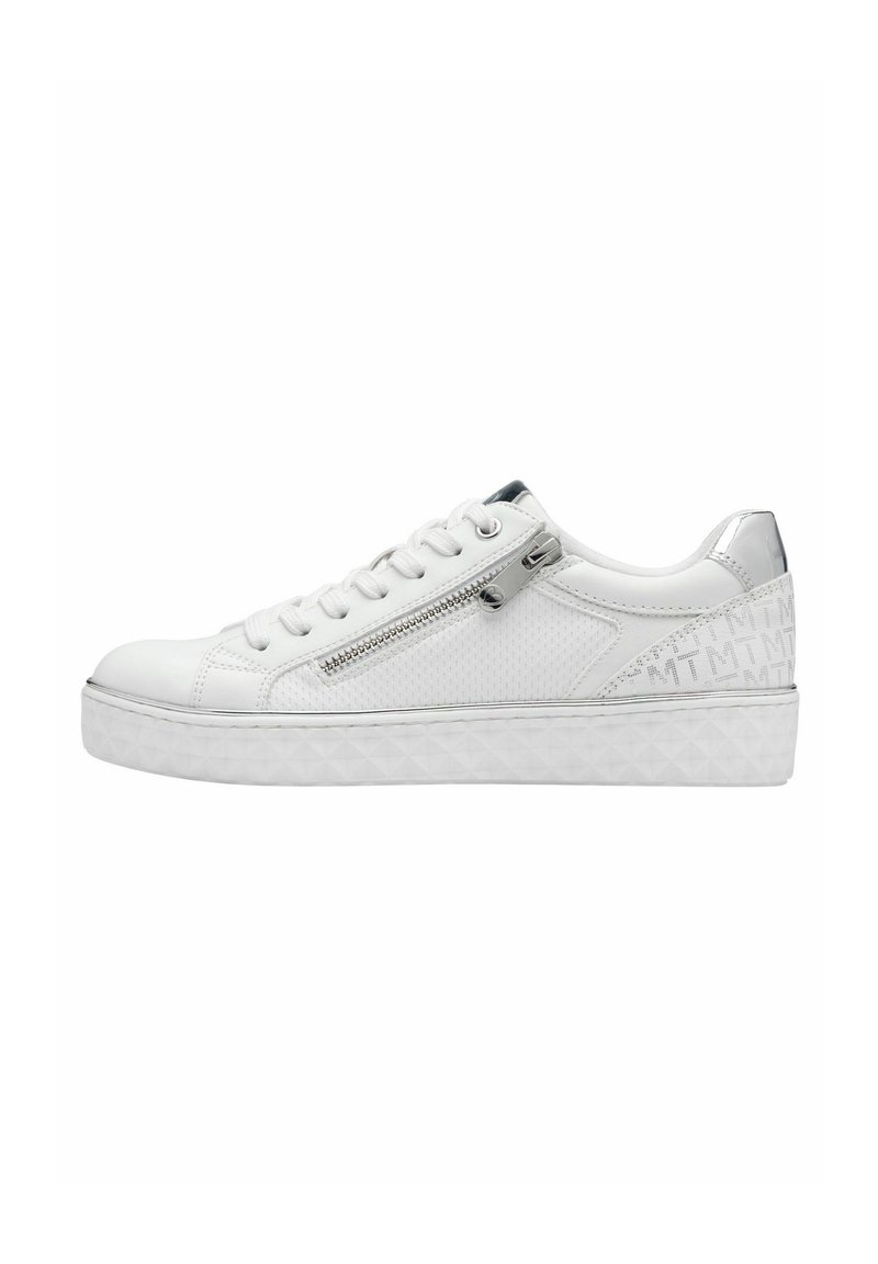 Sneakers bianchi con tomaia testurizzata, accenti argentati e cerniera laterale. Presentano una suola in gomma a profilo basso con un design decorativo.