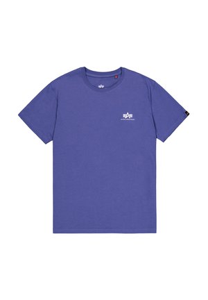 Fioletowa bawełniana koszulka z okrągłym dekoltem, krótkimi rękawami, z małym białym logo na lewej piersi oraz metką na dolnym brzegu.