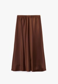 Bruine satijnen rok met een elastische tailleband, knielang, gladde textuur, vloeiende ontwerp, en zonder zichtbare versieringen of patronen.