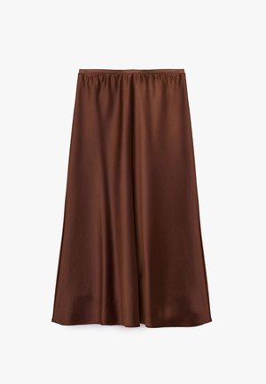Bruine satijnen rok met een elastische tailleband, knielang, gladde textuur, vloeiende ontwerp, en zonder zichtbare versieringen of patronen.