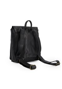 Schwarzer Leder-Rucksack mit strukturiertem Design, doppelten Obergriffen und verstellbaren Trägern. Glatte Textur mit dezenten Nähdetails.