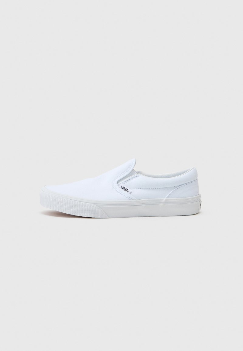 Λευκό καμβά παπούτσι slip-on με στρογγυλή μύτη, ελαστικές πλευρικές λεπτομέρειες και υφή στο καουτσούκ σόλε. Διαθέτει ένα μικρό λογότυπο στο πλάι.