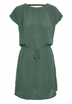 Robe verte manches courtes avec encolure ronde, taille élastique et fine ceinture à cordon, présentant une coupe décontractée et une longueur genou.