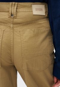 DRYKORN DERIVE - Nohavice - brown