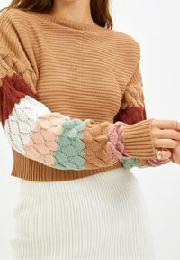 Trendyol Stickad tröja - brown