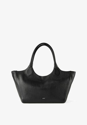Bolso tote de cuero negro texturizado con asas dobles y un pequeño logo plateado centrado cerca de la parte inferior.