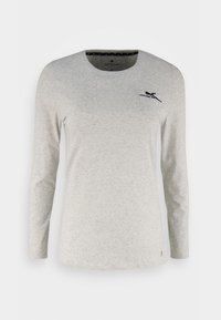 Hellgraues Langarm-T-Shirt aus weichem Stoff mit Rundhalsausschnitt, das eine kleine Brusttasche und marineblaue Akzentnähte aufweist.