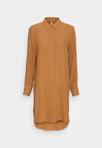 Robe chemise marron à manches longues, avec un col, une patte de boutonnage, des poches latérales et un ourlet arrondi. Tissu lisse et léger.