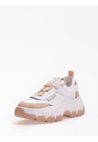 Sneaker bianca e rosa chiaro con suola spessa, materiali misti, punta arrotondata e design con lacci, caratterizzata da un accento logo sul lato.