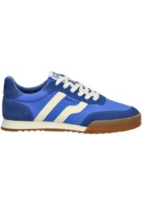 Sneakers blu realizzati con una combinazione di materiali lisci e scamosciati, con strisce bianche, lacci bianchi e suola in gomma. Logo GANT sulla linguetta.