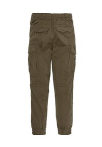 Pantalones cargo verde oliva en una tela ligera, que cuentan con una cinturilla elástica, múltiples bolsillos laterales y puños elásticos en el dobladillo.