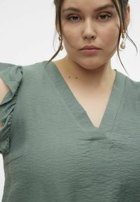 Vero Moda Curve CURVE VMCNATJA - Camicetta - laurel wreath
