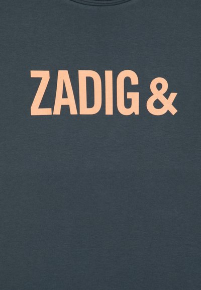 Navyblauw T-shirt met een zachte textuur met grote roze letters die "ZADIG &" op de voorkant lezen. Eenvoudig ontwerp, ronde hals.