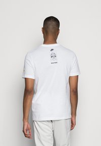 Nike Sportswear GRAPHIC TEE - T-shirt estampada - white