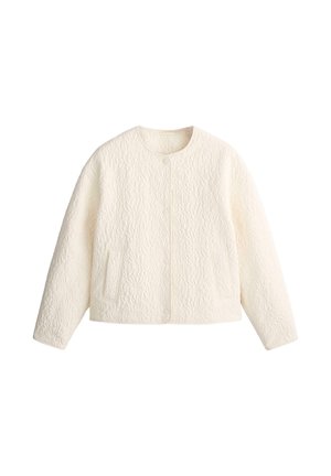 Veste matelassée couleur crème avec manches longues, col rond, boutons pression sur le devant et poches latérales, présentée sur fond blanc.