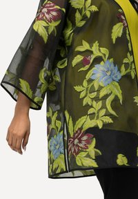 Doorzichtige zwarte kimono met levendige bloemenborduursels in groen, blauw en bordeaux, met wijde mouwen en een rechte zoom.