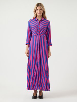 Langes, gestreiftes Kleid mit vertikalen pinkfarbenen und blauen Linien, Knopfleiste und Kragen. Der Stoff ist glatt und hat eine fließende Silhouette.