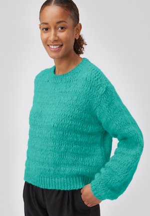 Türkiser Strickpullover mit rundem Ausschnitt, gerippten Bündchen und Saum. Die Textur ist weich und flauschig und bietet eine lässige Passform.