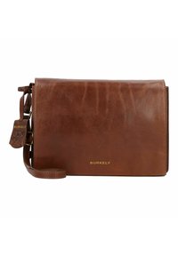 Borsa a tracolla in pelle marrone con design rettangolare, logo dorato, tracolla regolabile e superficie testurizzata. Presenta un'etichetta decorativa attaccata.