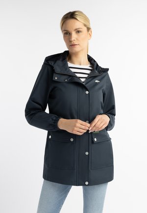 Giacca impermeabile blu navy con cappuccio, bottoni frontali, polsini elasticizzati, due tasche frontali e un logo sul petto. Tessuto liscio e resistente.