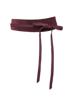 Large ceinture de taille en daim bordeaux avec un long nœud noué et des extrémités lâches prolongées qui pendent vers le bas.