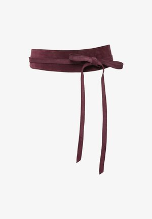 Large ceinture de taille en daim bordeaux avec un long nœud noué et des extrémités lâches prolongées qui pendent vers le bas.