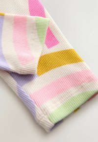 Ribota auduma ar horizontālām svītrām rozā, zaļā, violetā un dzeltenā krāsā. Faktūra ir mīksta un viegli stiepjama, ar tīriem malām.