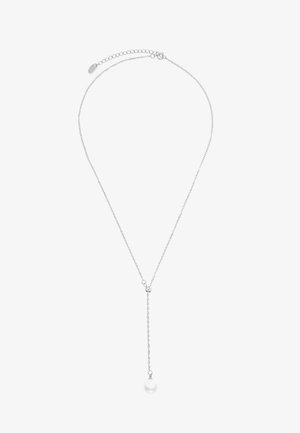 Collier en chaîne argentée au design délicat, doté d'un pendentif en perle blanche unique suspendu à une chaîne plus longue.