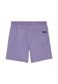 Vue arrière d'un short de bain violet avec une taille élastique et une poche à bouton sur le côté droit, ornée d'une petite étiquette noire.
