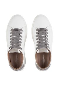 Sneakers bianche con lacci grigi, tomaia in pelle liscia, punta arrotondata e fodera in pelle marrone. Nome del brand stampato sulla soletta.