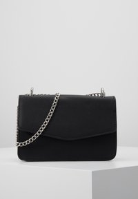 Borsa a tracolla rettangolare nera realizzata in materiale testurizzato, con chiusura a patta e tracolla in catena argentata. Design semplice senza ulteriori motivi.